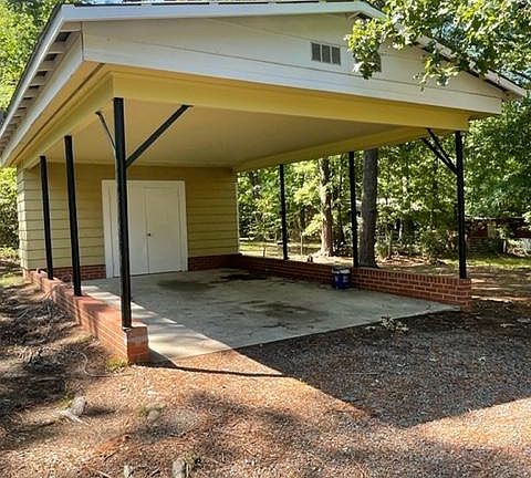 Carport w.storage area