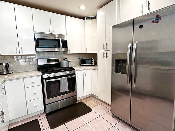 4th image of 18525 Collins St #22