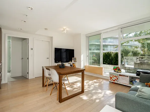 4638 Gladstone St #301, Vancouver, BC V5N 0G5