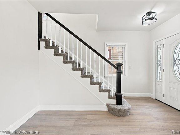 5th image of 3285 Hazelwood St