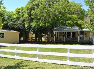 807 14th St, Bandera, TX 78003