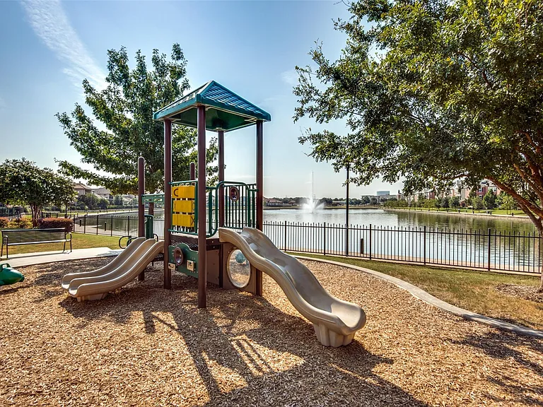7452 Reverchon Dr — Photo 46