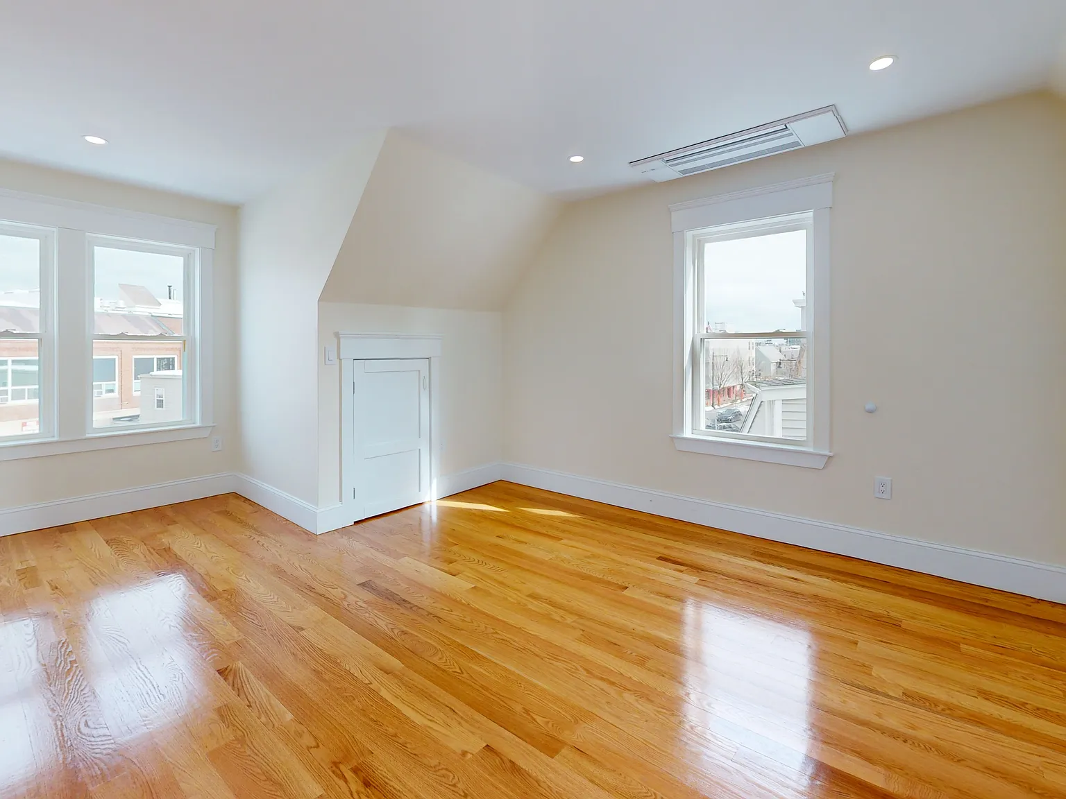 3 bed, 2.5 bath, 1600 sqft, $4,600 — Photo 3