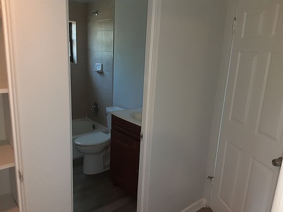 3rd image of 917 Gloriosa Ave