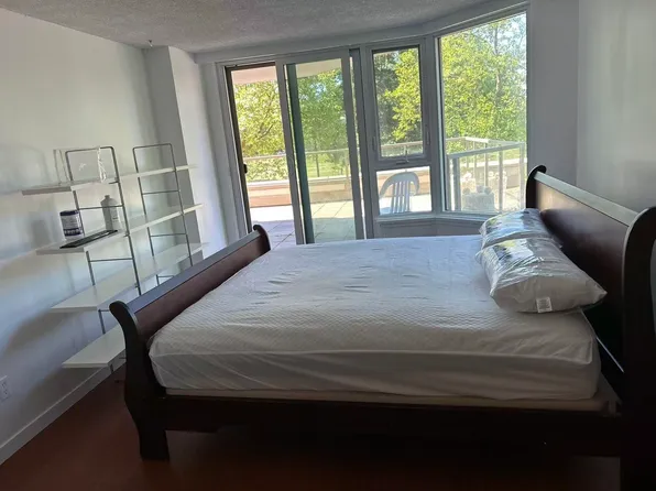 5790 Patterson Ave #204, Burnaby, BC V5H 4H6