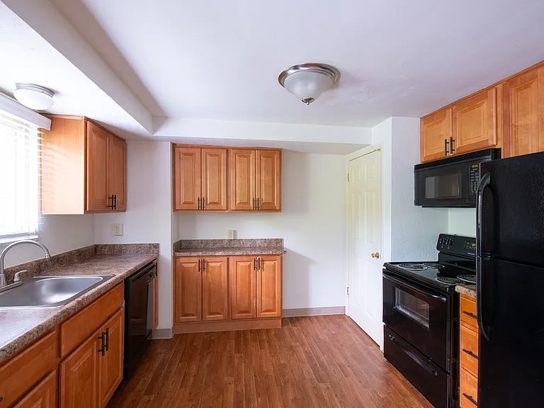 Holiday Park Apartments and Townhomes — Photo 13