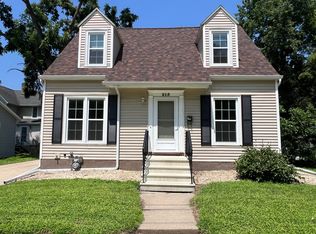 215 W 12th St, Cedar Falls, IA 50613
