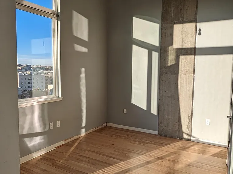 Bonus office space with great light!