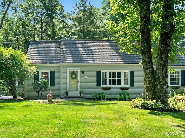 38 Barry Ln — Photo 1