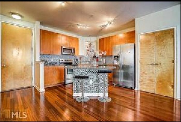 2nd image of 898 Oak St SW #898