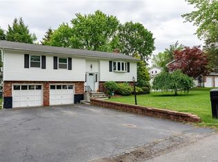 28 Westview Dr, Fishkill, NY 12524