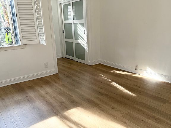 5th image of 1082 Meadowbrook Ave