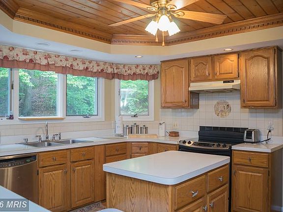 Kitchen with center island and stainless steel app