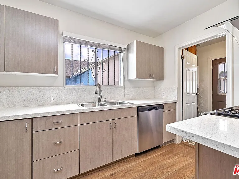 1120 S Plymouth Blvd — Photo 8