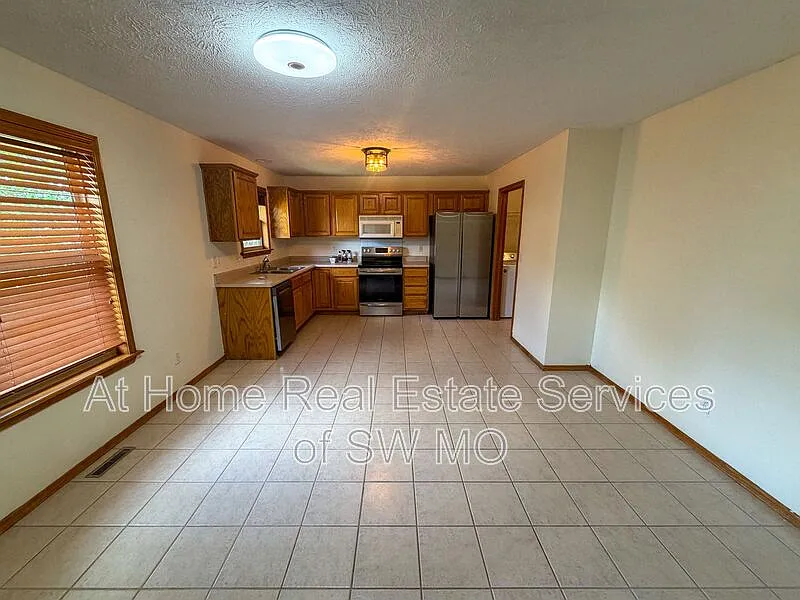 3 bed, 2.0 bath, 1306 sqft, $1,655 — Photo 3