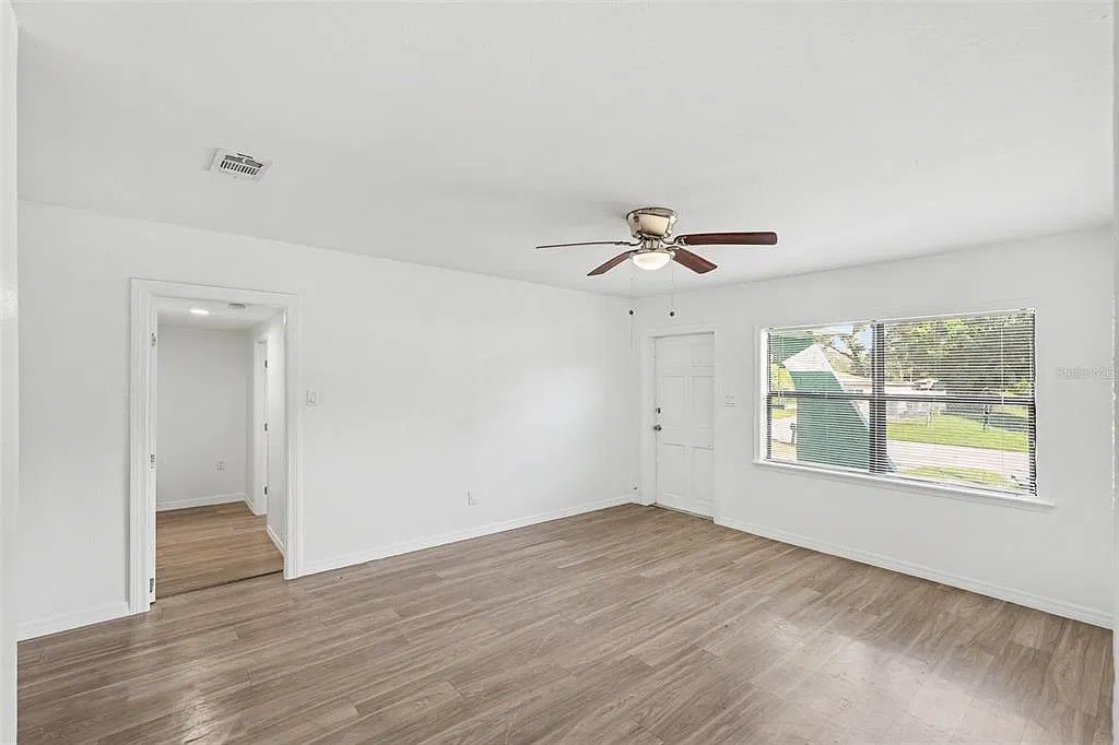 3 bed, 1.0 bath, 988 sqft, $2,000 — Photo 3