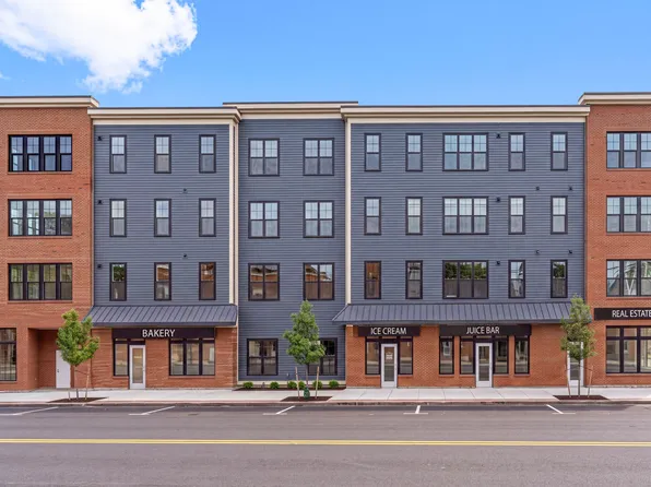 596 Washington St #403, Whitman, MA 02382