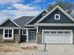 339 Sandy Cir, Pewaukee, WI 53072