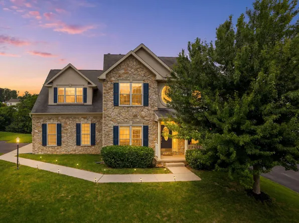 1042 Silver Maple Cir, Seven Valleys, PA 17360