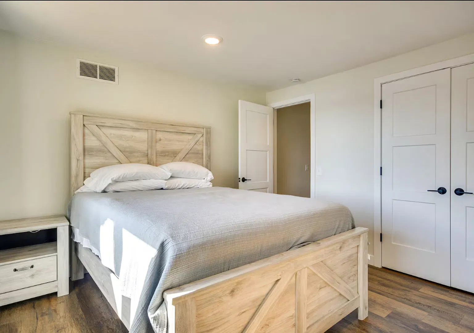 3 bed, 1938 sqft, $2,000 — Photo 2