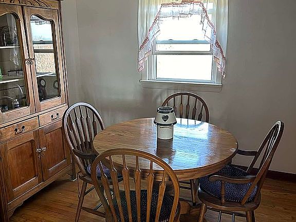 3rd image of 1663 Glade Pike