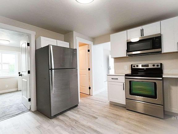 3rd image of 482 Van Buren St