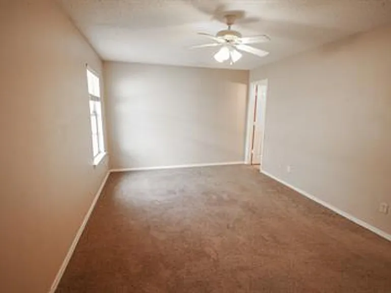 736 W Poplar St — Photo 8