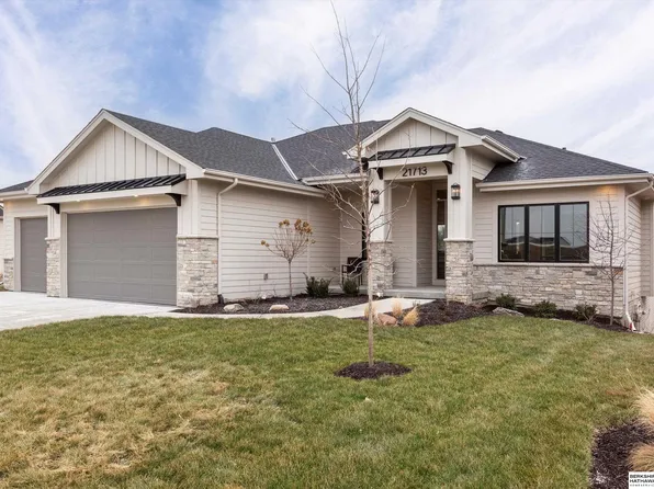 21713 Parkview Dr, Gretna, NE 68028