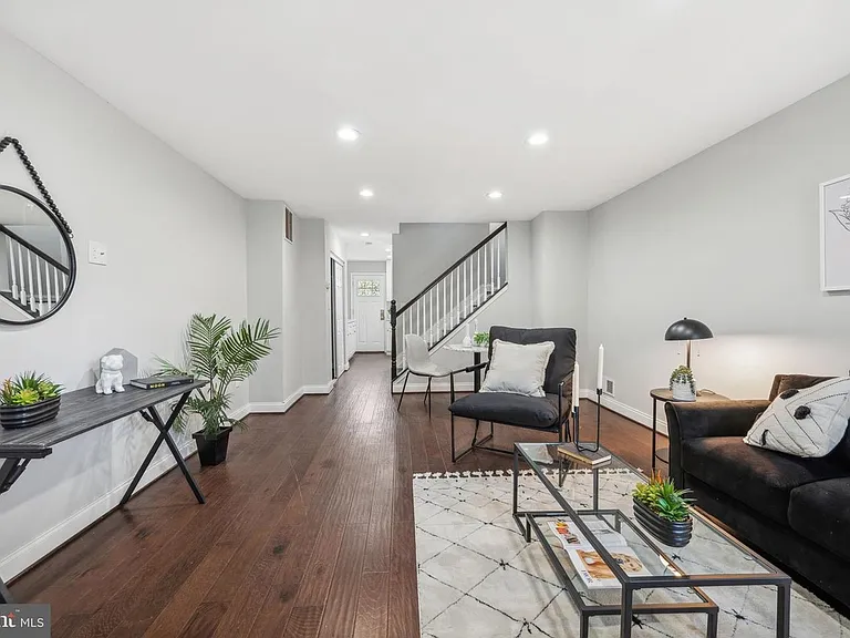 908 W Lombard St — Photo 2