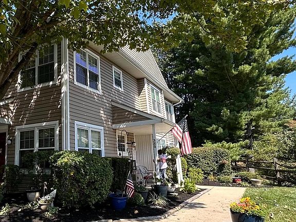 4th image of 325 Danbury Ln #325