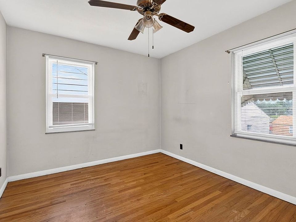 1st image of 9826 Ravensbrook Dr