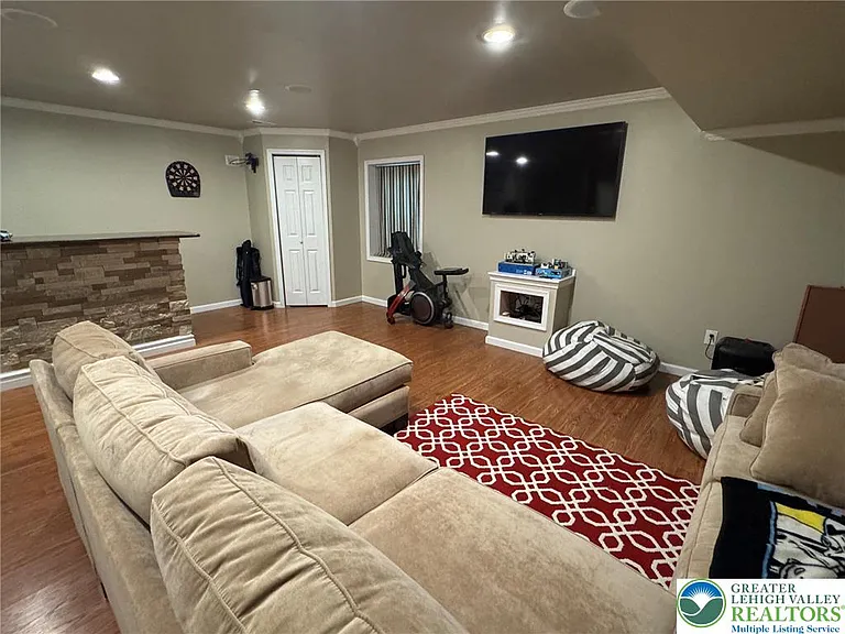 1081 Tudor Dr — Photo 35