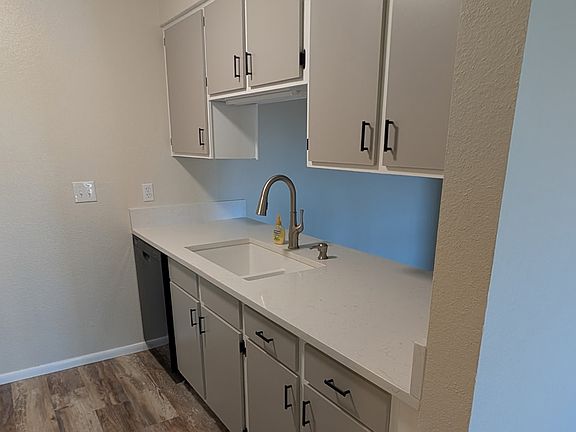 5th image of 579 Wright St APT 305