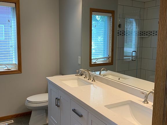 Master bath with 2 sinks 