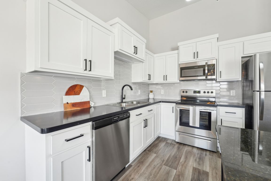 Gateway Cir-2204-013.jpg