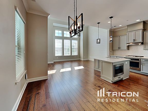 3rd image of 1068 Moorewood Ln