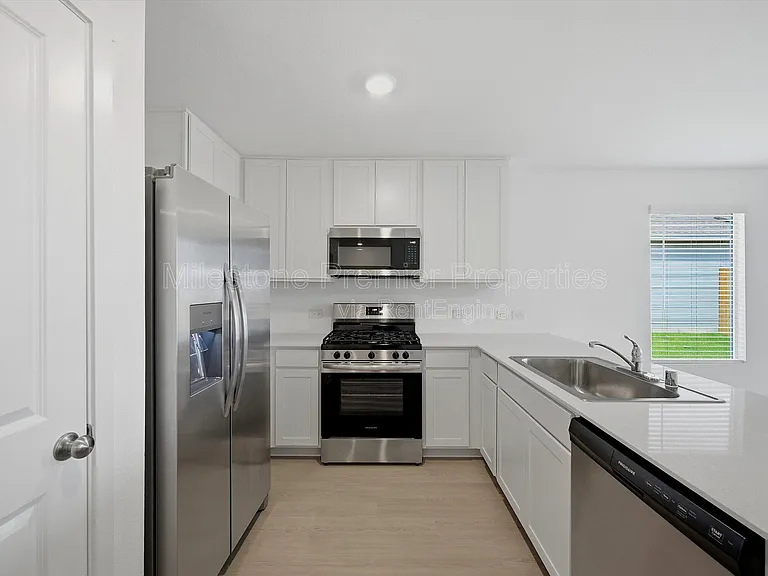 3719 Longleaf Dr — Photo 6