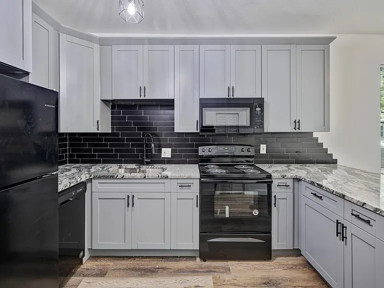 736 Jackson St N #4 — Photo 8