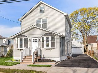 33 Monell Ave, Islip, NY 11751