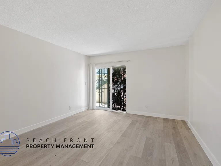 631-635 Grevillea Ave. — Photo 8