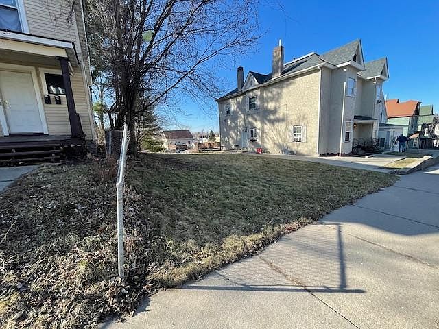 1st image of 678 Lawson Ave E