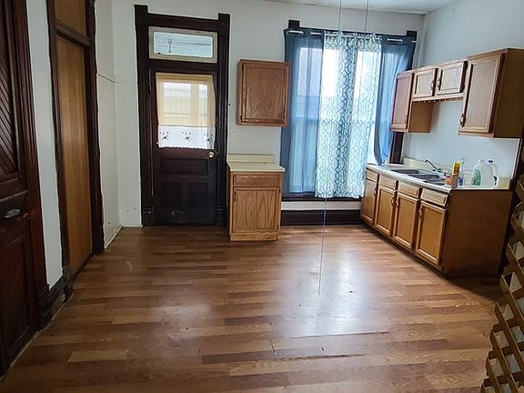 5th image of 702 E Harrison St
