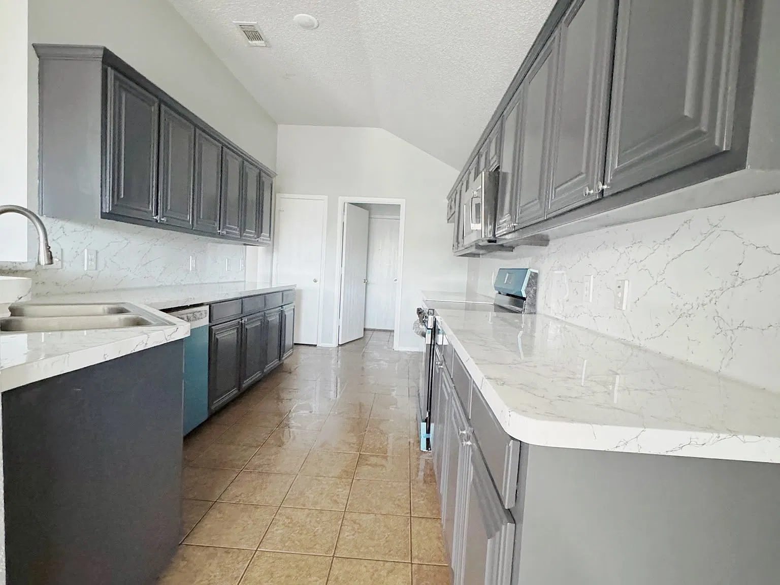 4 bed, 1907 sqft, $2,200 — Photo 4