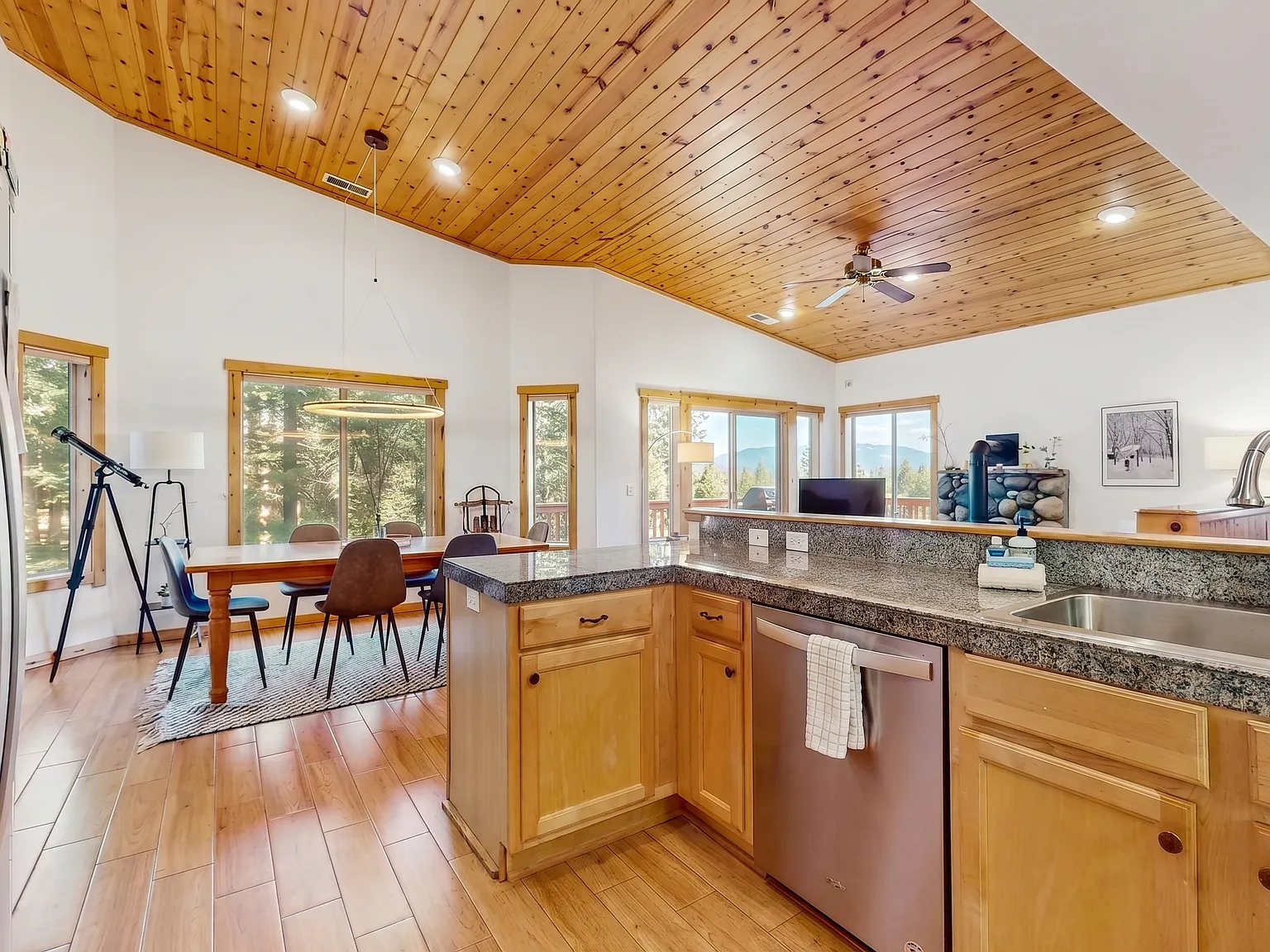3 bed, 1340 sqft, $4,399 — Photo 3