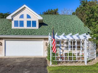 700 Cherrywood Cir, Waconia, MN 55387