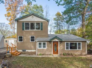 15 Greenwich Rd, West Milford, NJ 07421