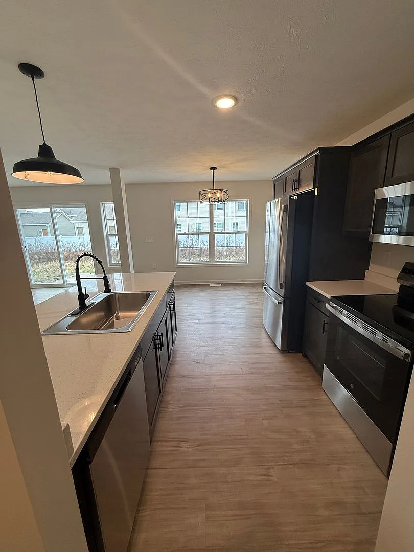 Brand New 3 Bed townhome — Photo 2