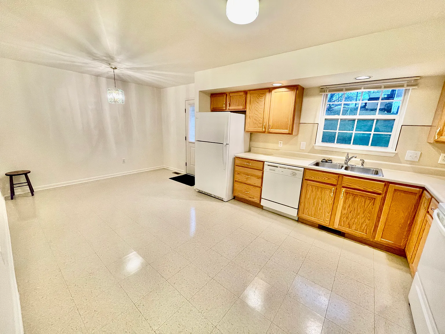 4 bed, 2.5 bath, 2100 sqft, $1,819 — Photo 4