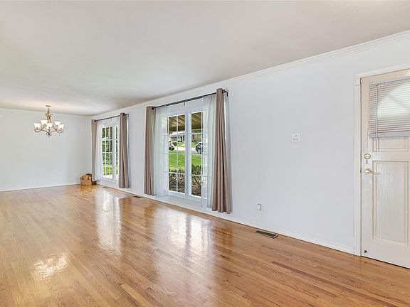 3rd image of 1066 Orchard Lakes Dr