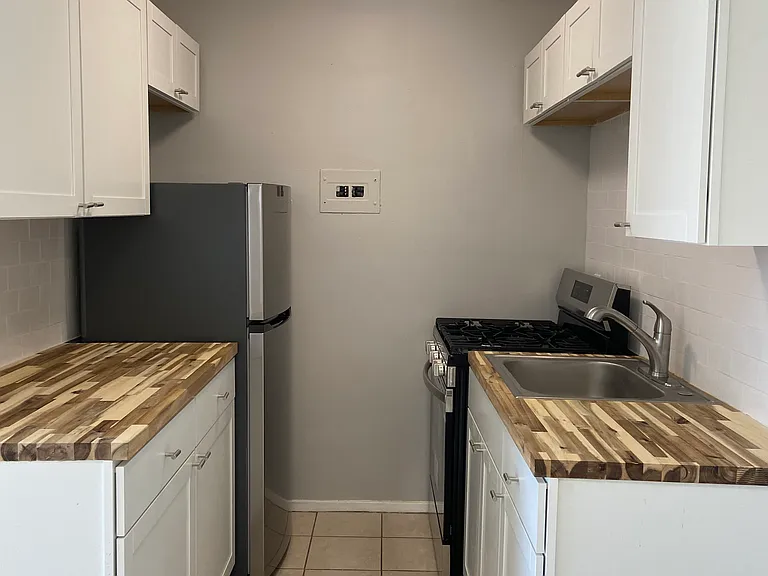 Creekside Apartments — Photo 8